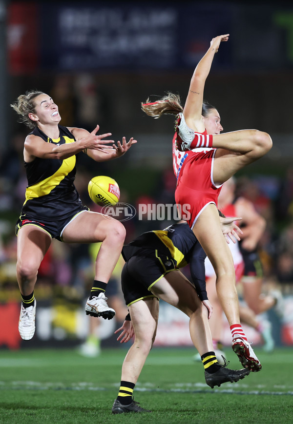 AFLW 2025 Round 01 - Sydney v Richmond - A-61372458