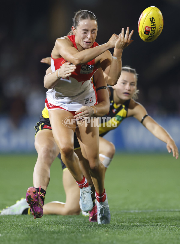 AFLW 2025 Round 01 - Sydney v Richmond - A-61390853
