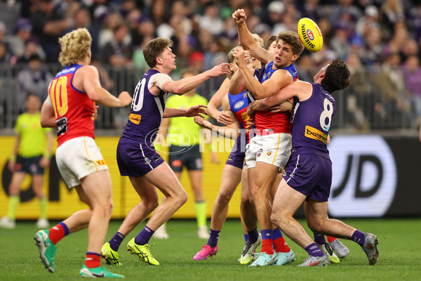 AFL 2025 Round 23 - Fremantle v Brisbane - A-61391555