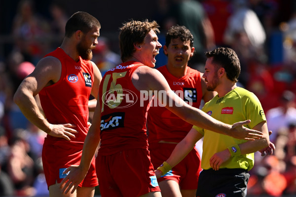 AFL 2025 Round 23 - Gold Coast v GWS - A-61399344
