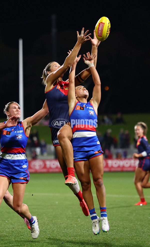 AFLW 2025 Round 01 - Western Bulldogs v Melbourne - A-61434679