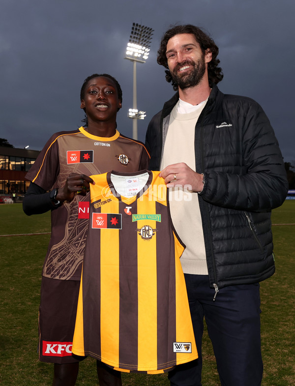 AFLW 2025 Round 02 - Hawthorn v Carlton - A-61690370