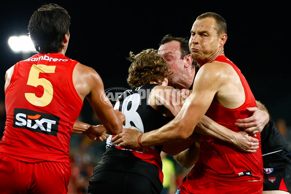 AFL 2025 Round 24 - Gold Coast v Essendon - A-61797619