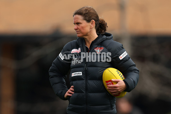 AFLW 2025 Round 04 - Essendon v Geelong - A-62328818