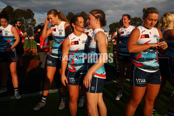 AFLW 2025 Round 04 - Essendon v Geelong - A-62335683