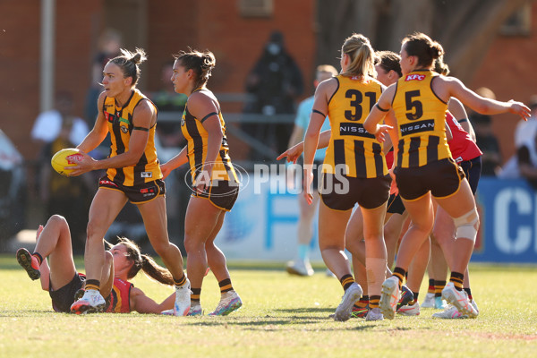 AFLW 2025 Round 05 - Hawthorn v Adelaide - A-62824709