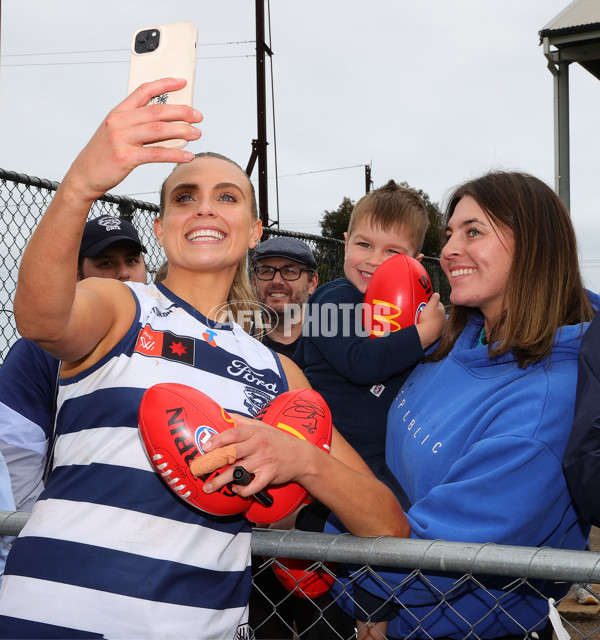 AFLW 2025 Round 06 - Port Adelaide v Geelong - A-62930005
