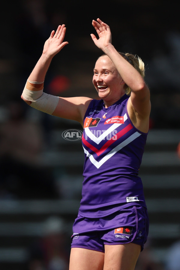 AFLW 2025 Round 06 - Fremantle v Essendon - A-62934368