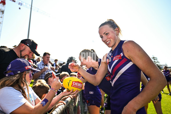 AFLW 2025 Round 06 - Fremantle v Essendon - A-62942081