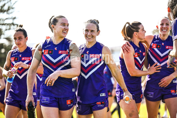 AFLW 2025 Round 06 - Fremantle v Essendon - A-62944847