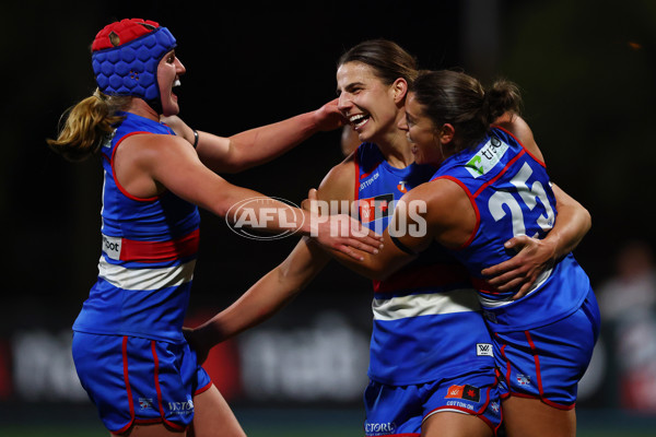 AFLW 2025 Round 07 - Western Bulldogs v Collingwood - A-63093154