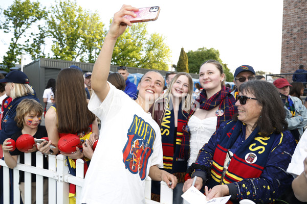 AFLW 2025 Round 07 - Adelaide v Sydney - A-63189380