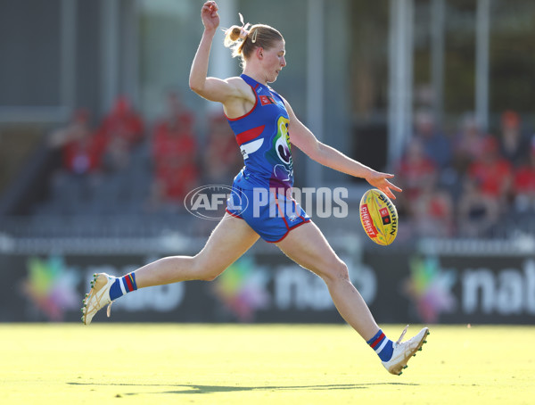 AFLW 2025 Round 10 - Gold Coast v Western Bulldogs - A-64048187
