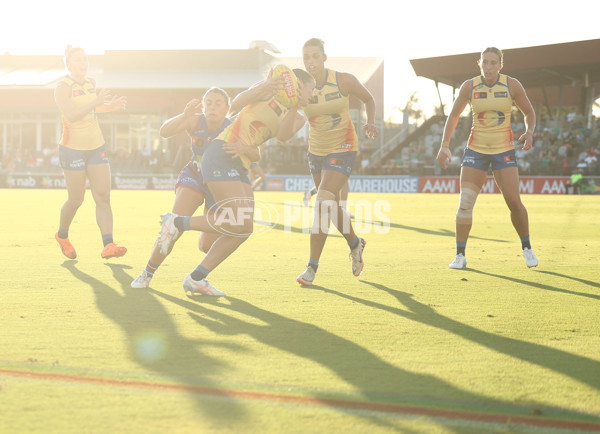 AFLW 2025 Round 10 - Gold Coast v Western Bulldogs - A-64051793
